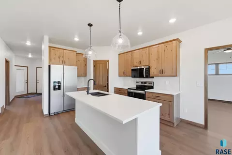 Kitchen - 2417 E Brek St, Brandon, SD 57005 photo 6 of 8