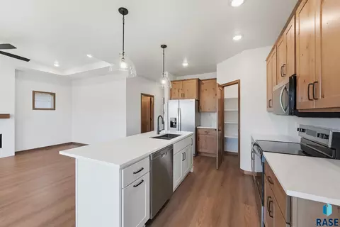 Kitchen - 2417 E Brek St, Brandon, SD 57005 photo 4 of 8