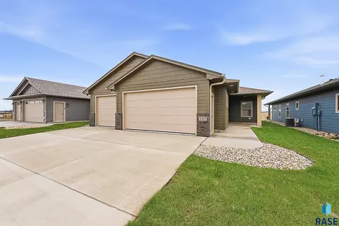 2413 E Brek St, Brandon, SD 57005