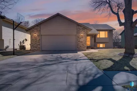 4219 E 37th St, Sioux Falls, SD 57103