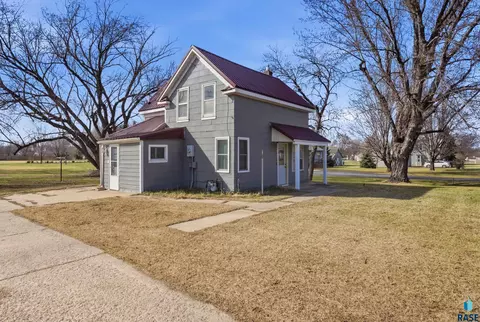 104 N Veterans St, Flandreau, SD 57028