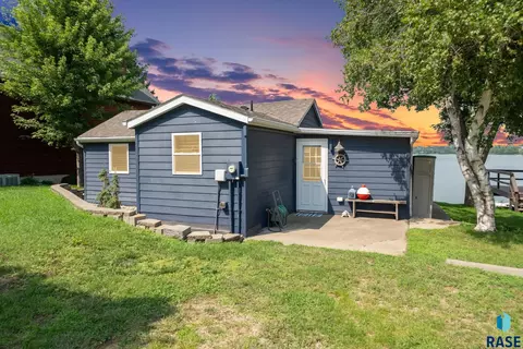 316 Best Point Dr, Madison, SD 57042