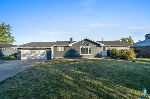 Exterior - 200 Best Point Dr, Madison, SD 57042 photo 2 of 22