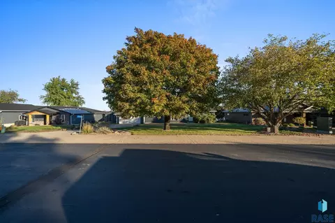 Exterior - 200 Best Point Dr, Madison, SD 57042 photo 8 of 22
