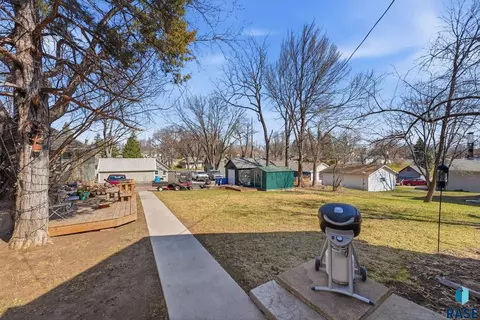 Exterior - 306 E 7th St, Dell Rapids, SD 57022 photo 9 of 11