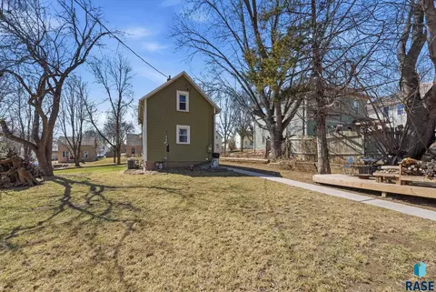 Exterior - 306 E 7th St, Dell Rapids, SD 57022 photo 6 of 11