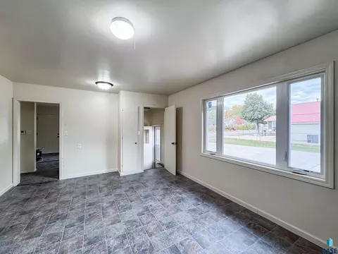 Living - 1221 E 12th St, Sioux Falls, SD 57103 photo 3 of 4