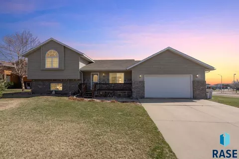 220 S Augusta Ave, Brandon, SD 57005