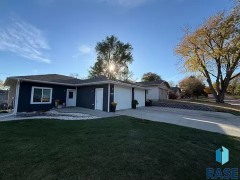 105 E 7th St, Dell Rapids, SD 57022 photo 8
