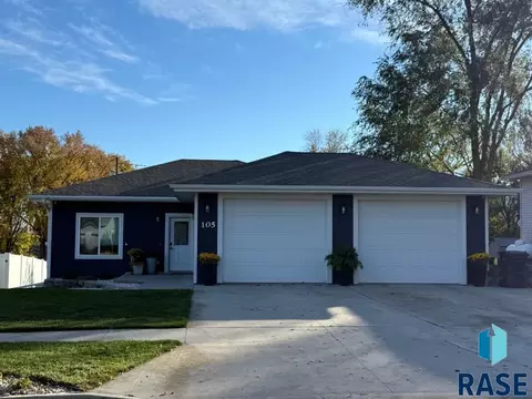 105 E 7th St, Dell Rapids, SD 57022 photo 2