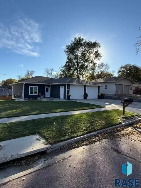 105 E 7th St, Dell Rapids, SD 57022 photo 3