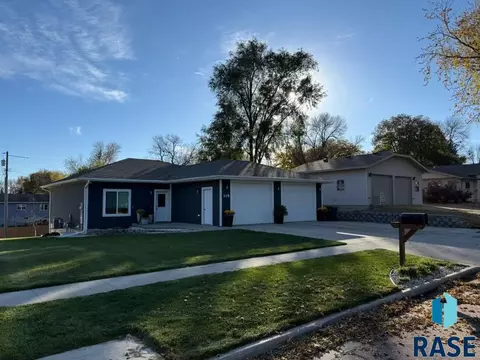 105 E 7th St, Dell Rapids, SD 57022 photo 5