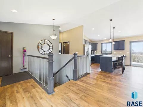 1724 E Tracy Ln, Sioux Falls, SD 57103 photo 2