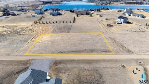 2 Reed Ct, Canistota, SD 57012