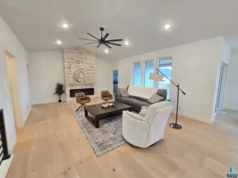 8412 E Spearfish Ct, Sioux Falls, SD 57110 photo 4