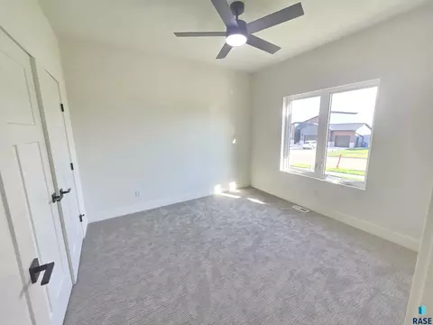8412 E Spearfish Ct, Sioux Falls, SD 57110 photo 6