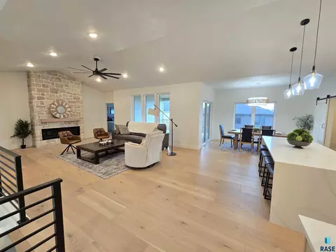 8412 E Spearfish Ct, Sioux Falls, SD 57110 photo 2