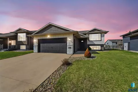 3021 S Keyrell Dr, Sioux Falls, SD 57106