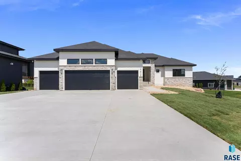 7413 E Twin Pines Ct, Sioux Falls, SD 57110
