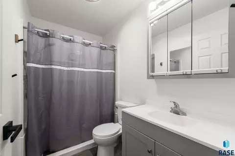 Bath - 1409 S Splitrock Blvd, Brandon, SD 57005 photo 1 of 3