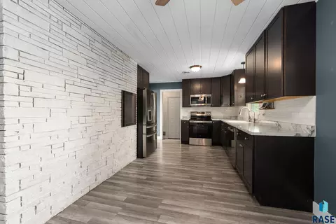 Entry Way - 1409 S Splitrock Blvd, Brandon, SD 57005 photo 1 of 2