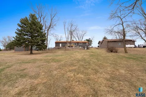 Exterior - 1409 S Splitrock Blvd, Brandon, SD 57005 photo 4 of 6