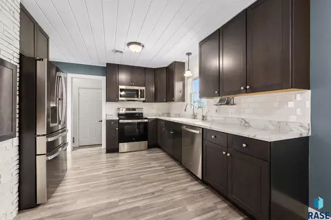 Kitchen - 1409 S Splitrock Blvd, Brandon, SD 57005 photo 1 of 1