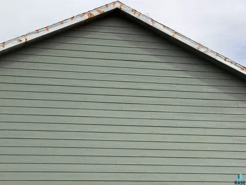 629 Foxtail Dr, Parker, SD 57053