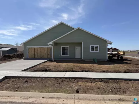 629 Foxtail Dr, Parker, SD 57053