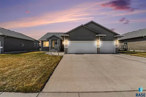 419 Quinn Ave, Harrisburg, SD 57032