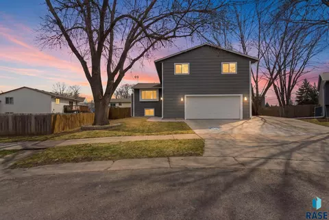 3304 S Steven Cir, Sioux Falls, SD 57106