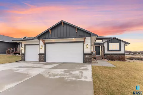 1109 N Willow Creek Ave, Sioux Falls, SD 57110