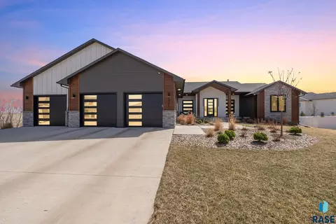 7317 E Gray Eagle Cir, Sioux Falls, SD 57110