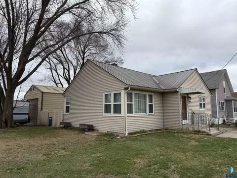 200 E 1st St, Marion, SD 57043 photo 2