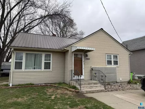 200 E 1st St, Marion, SD 57043