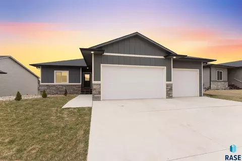 124 Skyline Dr, Valley Springs, SD 57068