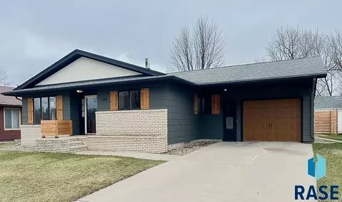 109 E Brown St, Luverne, MN 56156