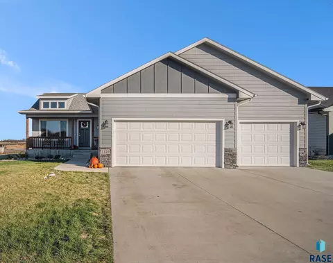 1120 Cypress Ave, Madison, SD 57042
