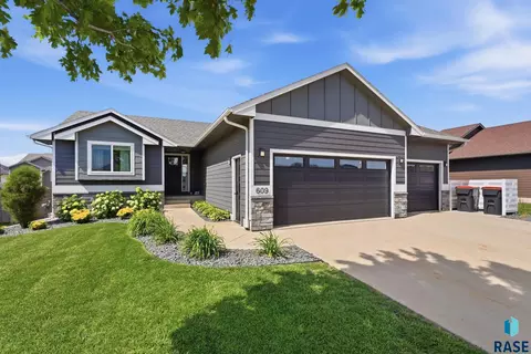 609 Legendary Dr, Harrisburg, SD 57032