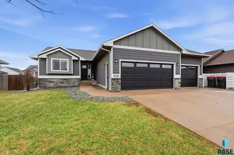 609 Legendary Dr, Harrisburg, SD 57032