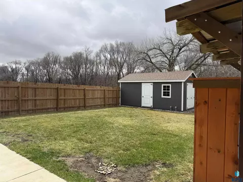 219 S Division Ave, Madison, SD 57042 photo 5