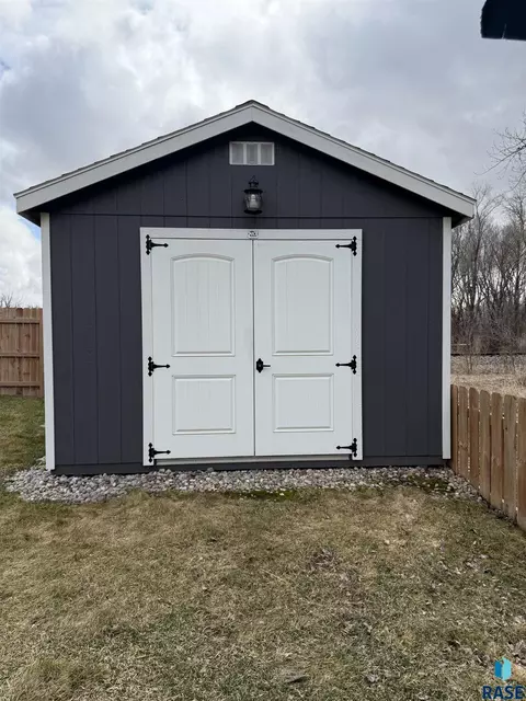 219 S Division Ave, Madison, SD 57042 photo 7