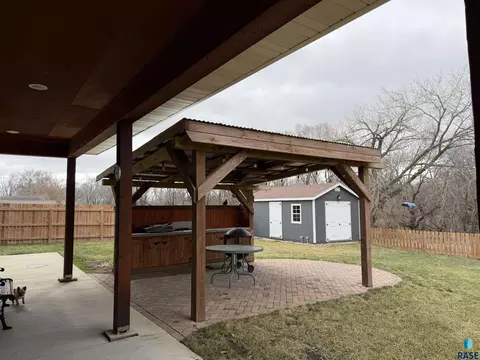 219 S Division Ave, Madison, SD 57042 photo 12