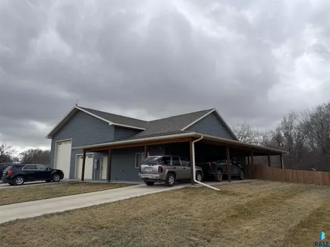 219 S Division Ave, Madison, SD 57042 photo 2