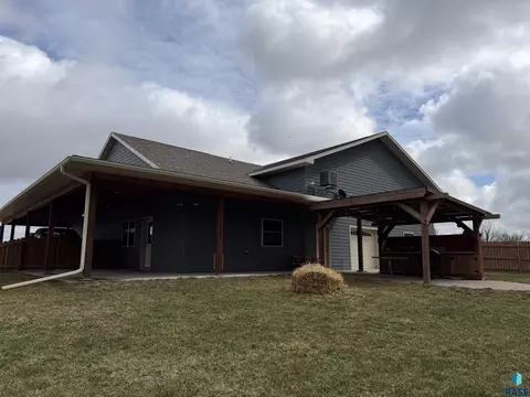 219 S Division Ave, Madison, SD 57042 photo 10