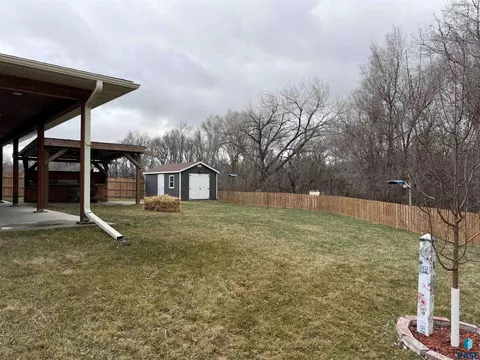 219 S Division Ave, Madison, SD 57042 photo 11