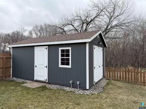 219 S Division Ave, Madison, SD 57042 photo 8