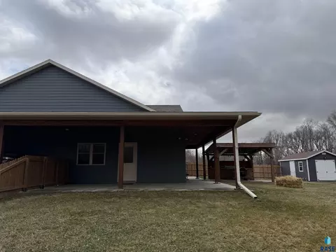 219 S Division Ave, Madison, SD 57042 photo 4