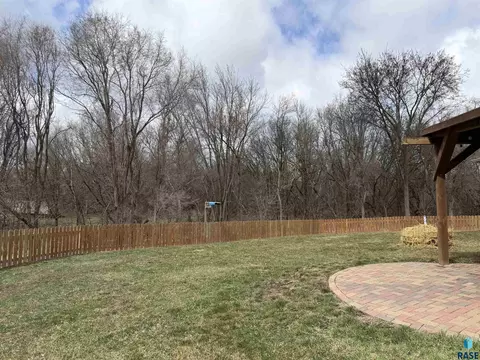 219 S Division Ave, Madison, SD 57042 photo 6