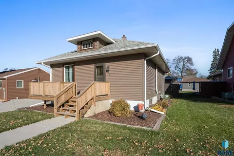 510 W Main St, Canistota, SD 57012